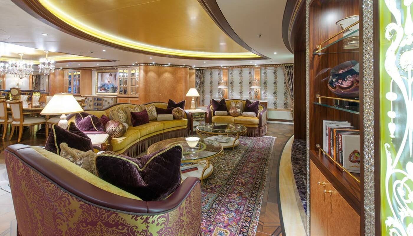 The main deck salon aboard SOLANDGE